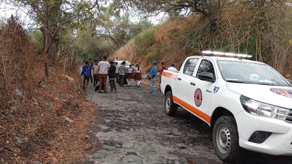 Estudiantes y autoridades realizan jornada de limpieza en camino hacia Valle Verde 1 jornada de limpieza en camino hacia Valle Verde
