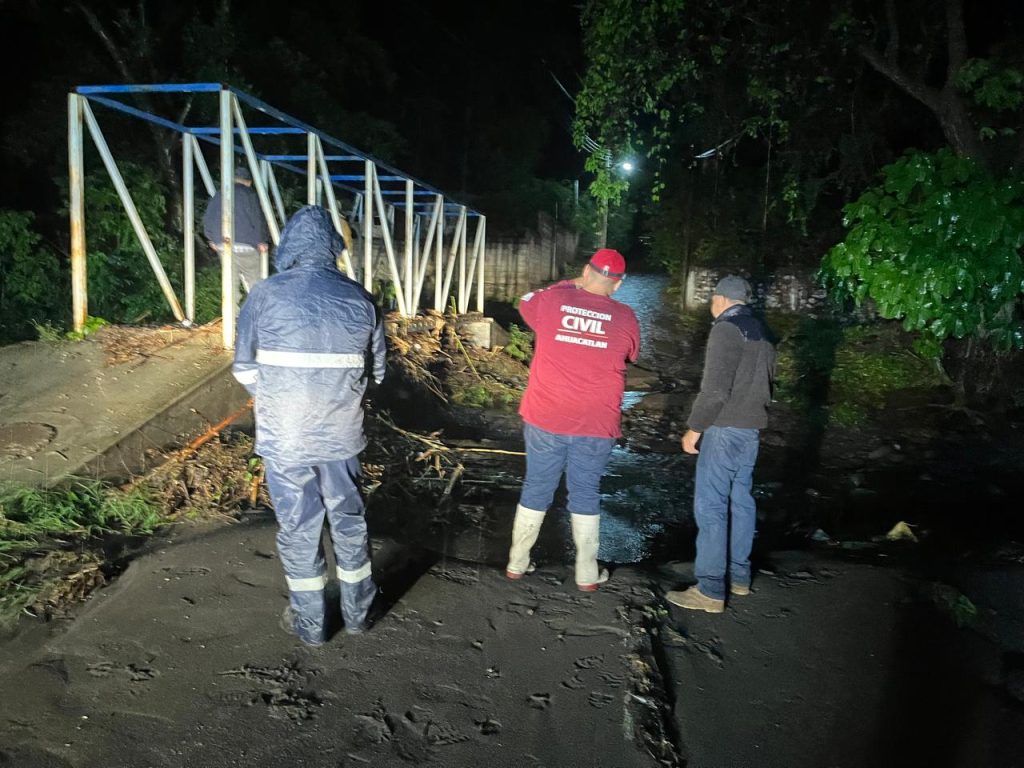 Afectaciones por tormenta en Ahuacatlán movilizan a autoridades municipales