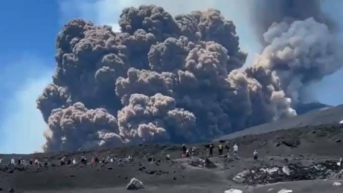 Impresionante erupción del volcán Etna sorprende a turistas en Sicilia 2 Volcán Etna