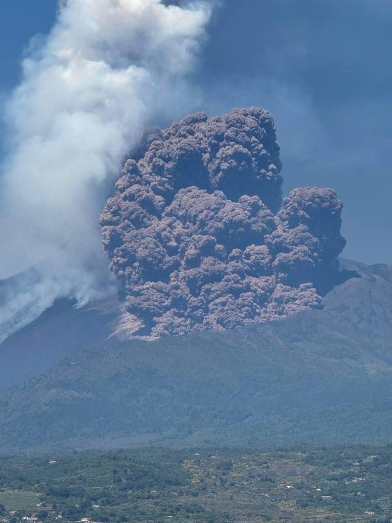 Impresionante erupción del volcán Etna sorprende a turistas en Sicilia 1 Volcán Etna