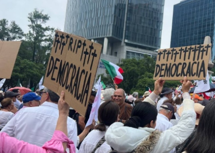 Miles marchan en CDMX contra elección judicial: "No al fraude, no al comunismo" 1