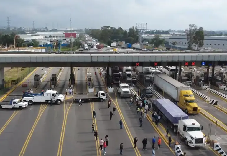 Transportistas en México paralizan accesos a la CDMX por desaparición de dirigente