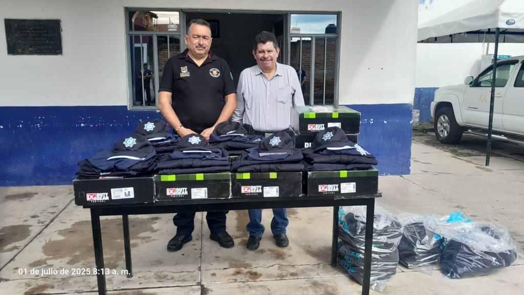 Manolo Andalón entrega equipo táctico y uniformes a corporaciones de seguridad en Ahuacatlán 2 Manolo Andalón entrega equipo táctico y uniformes a corporaciones de seguridad en Ahuacatlán