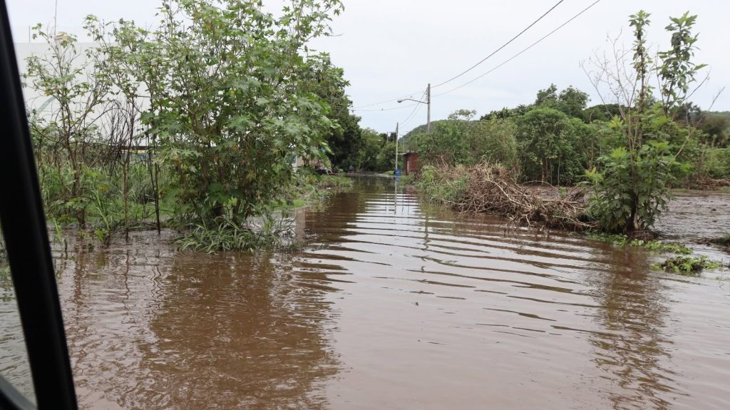 Manolo Andalón supervisa afectaciones por lluvias en Ahuacatlán y coordina respuesta inmediata
