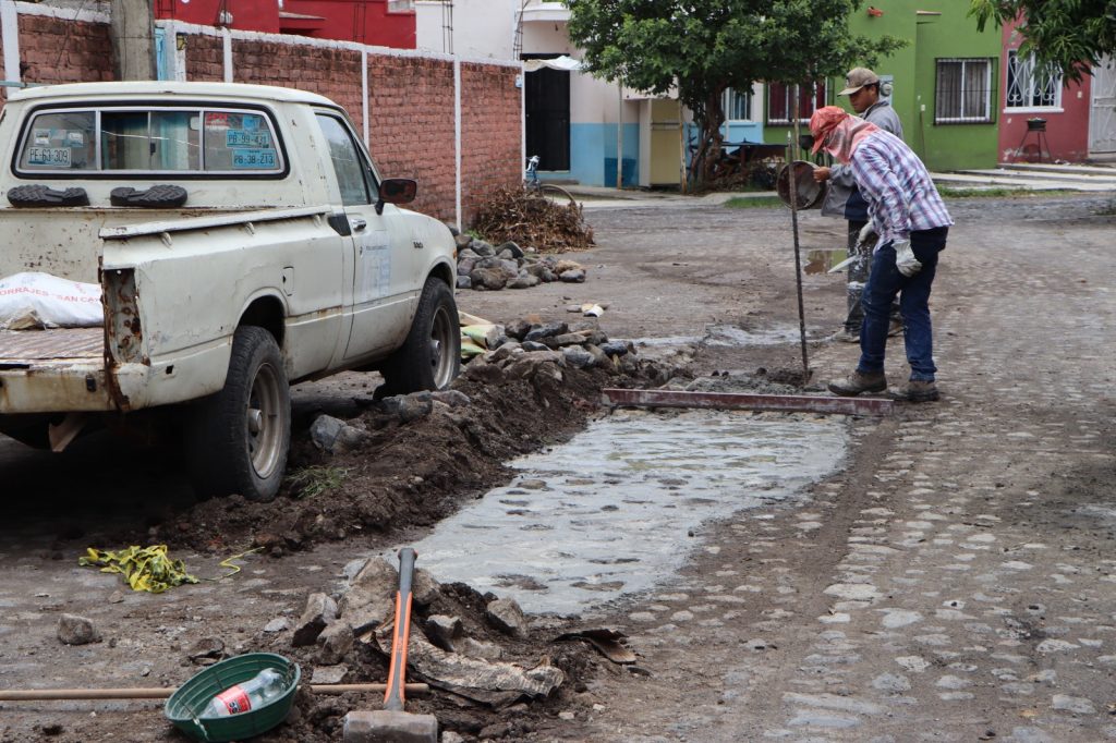 Gobierno municipal de Ahuacatlán consolida compromiso con empedrado en la calle Encino 2 Gobierno municipal de Ahuacatlán consolida compromiso con empedrado en la calle Encino