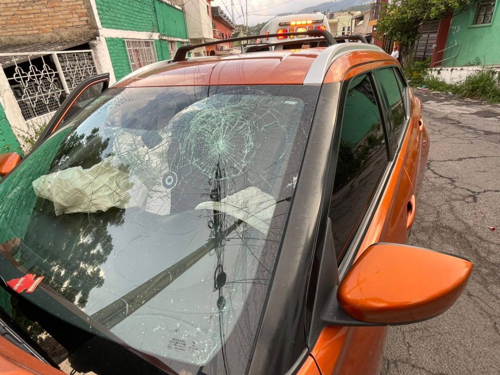 Accidente en la colonia Morelos: joven pierde el control y choca contra poste de la CFE