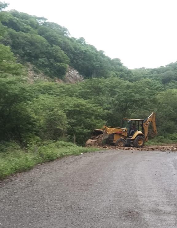 Derrumbe en carretera de Ahuacatlán: autoridades reabren paso y continúan limpieza
