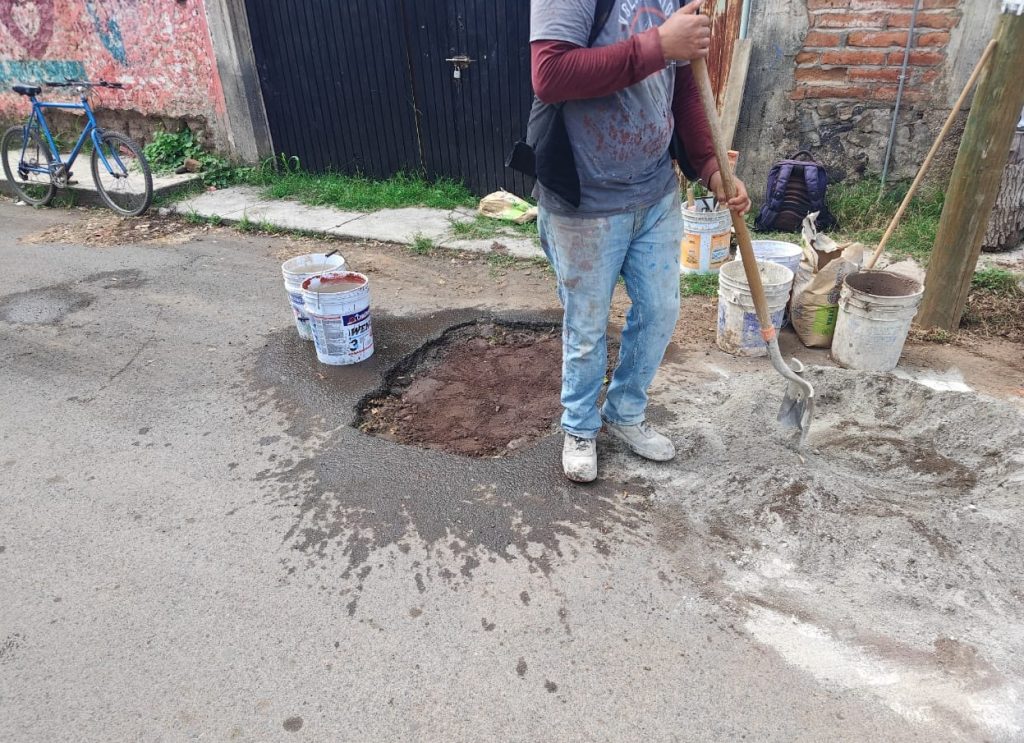 Bacheo en Ahuacatlán impulsa seguridad vial y atención constante en la cabecera municipal