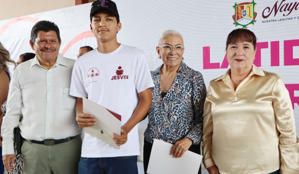Latidos del Corazón Ahuacatlán: servicios gratuitos fortalecen el bienestar familiar” 1 Como parte de la gira Latidos del Corazón, la Dra. Beatriz Estrada Martínez y el Sistema DIF Nayarit ofrecieron más de 4 mil apoyos y servicios gratuitos a familias del municipio.