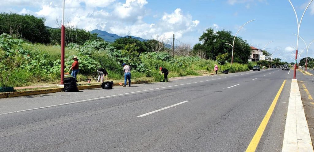 Ahuacatlán reluce: jornada de limpieza en boulevard de entrada principal 1 Ahuacatlán reluce: jornada de limpieza en boulevard de entrada principal