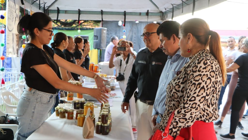 Inauguran con gran entusiasmo la Expo Feria Emprendedora Ahuacatlán 2025 2 Inauguran con gran entusiasmo la Expo Feria Emprendedora Ahuacatlán 2025