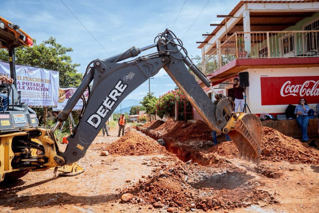 Geraldine Ponce arranca rehabilitación de red de agua potable en Santiago de Pochotitán
