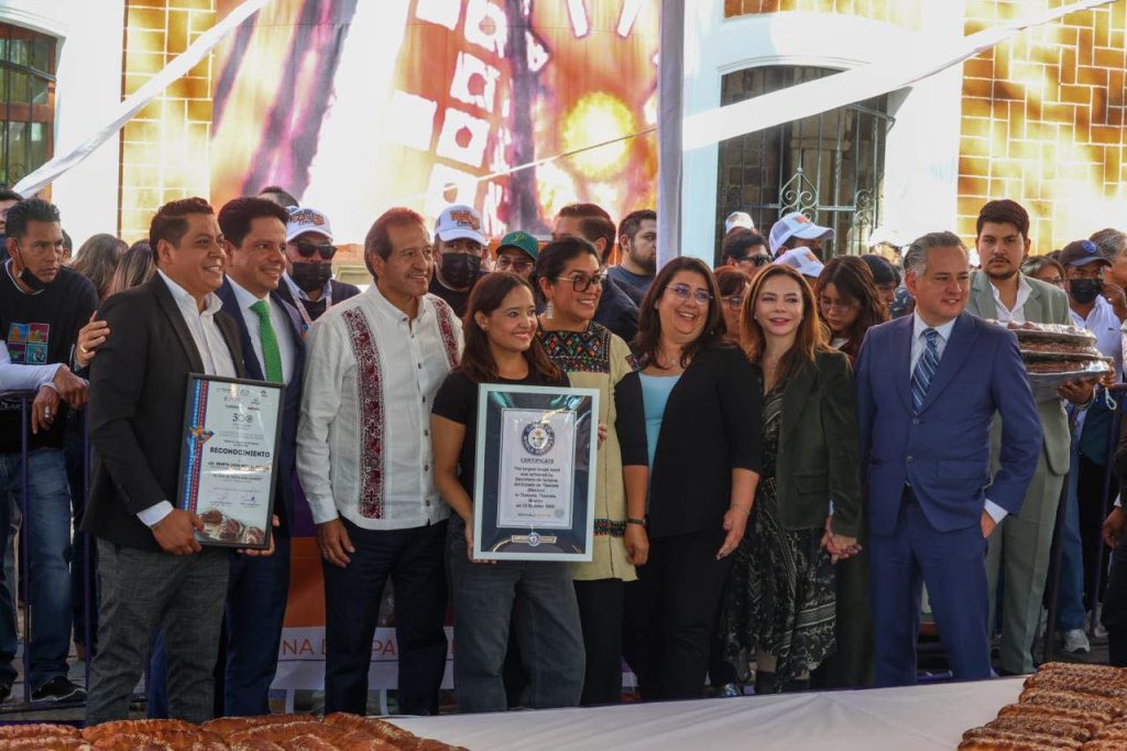 Tlaxcala obtiene Récord Guinness por elaborar el pan de fiesta más grande del mundo 2 Tlaxcala obtiene Récord Guinness por elaborar el pan de fiesta más grande del mundo