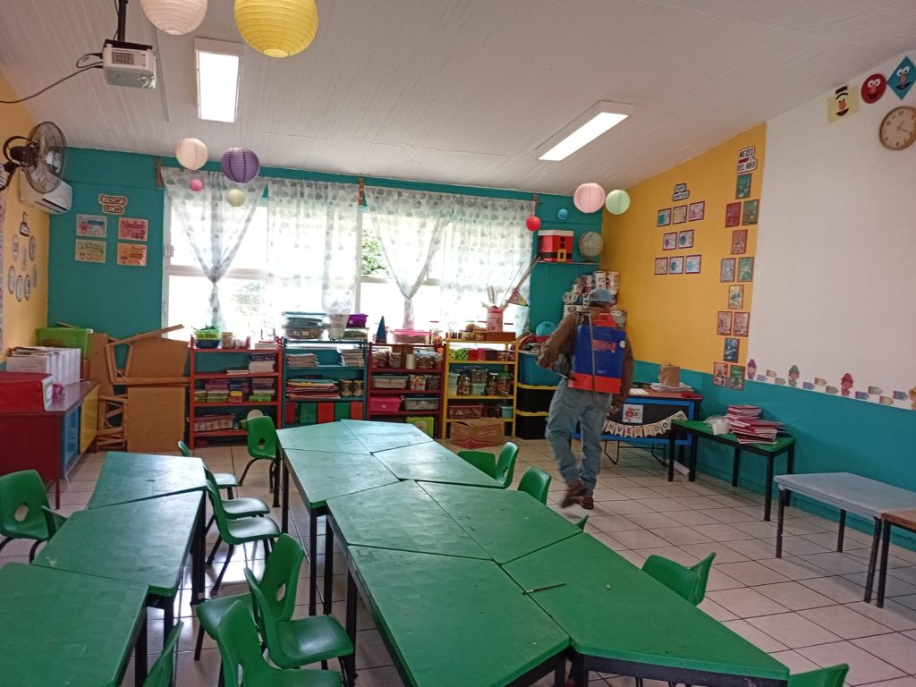 Protección Civil en acción: fumigación preventiva en el Jardín de Niños “María Montessori