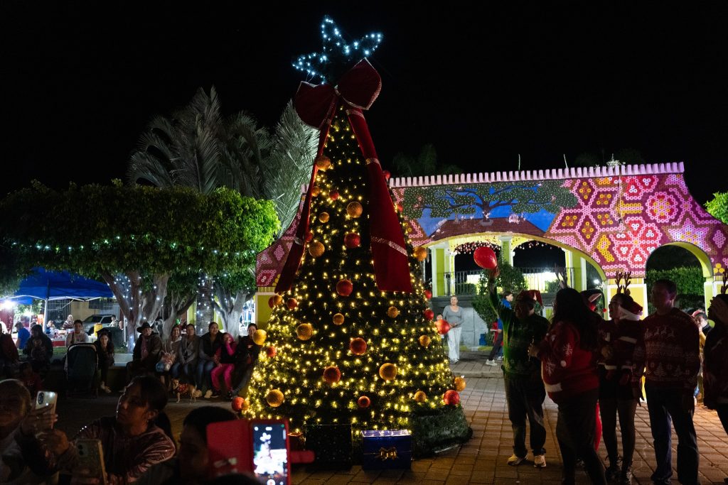 Desfile navideño en San Pedro Lagunillas une a la comunidad en una noche llena de magia 3 Desfile navideño en San Pedro Lagunillas une a la comunidad en una noche llena de magia