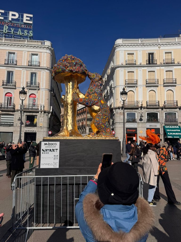 Nayarit y Madrid se hermanan a través del arte wixárika en la Puerta del Sol