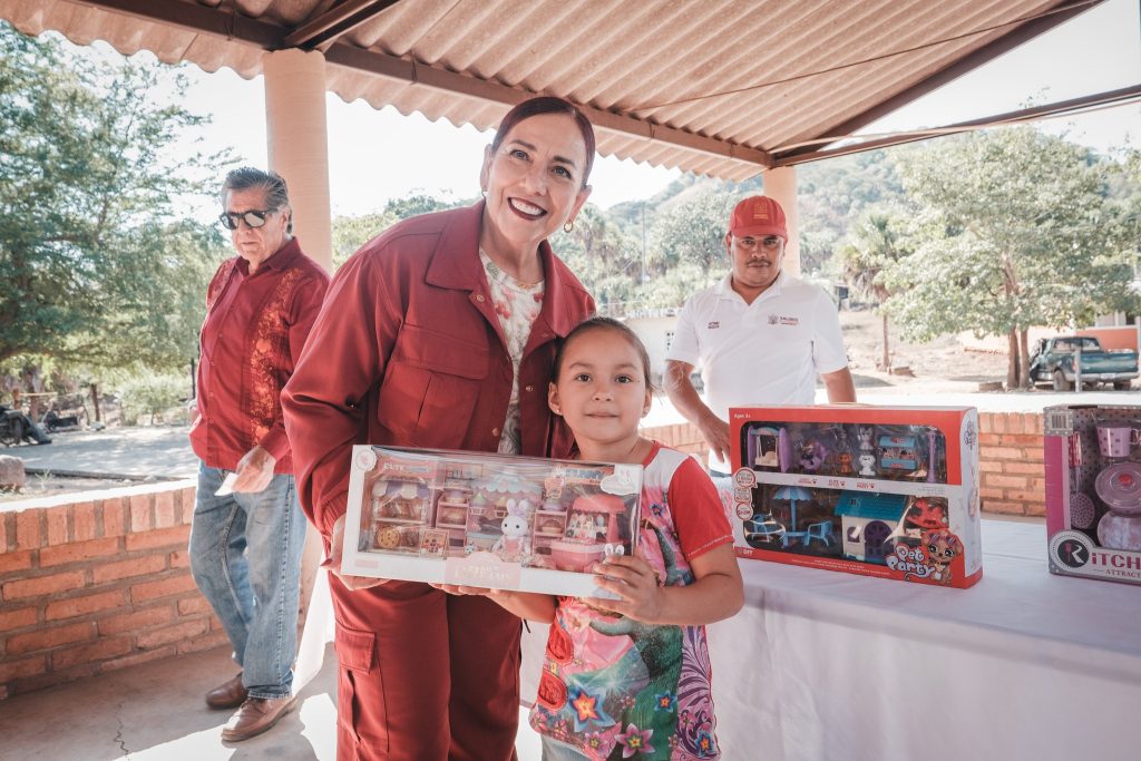 Presidenta municipal de Xalisco convive con familias de El Palmar y Juan Escutia
