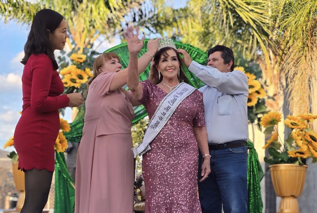Coronan a la Reina de la Tercera Edad en Heriberto Jara previo a sus fiestas patronales