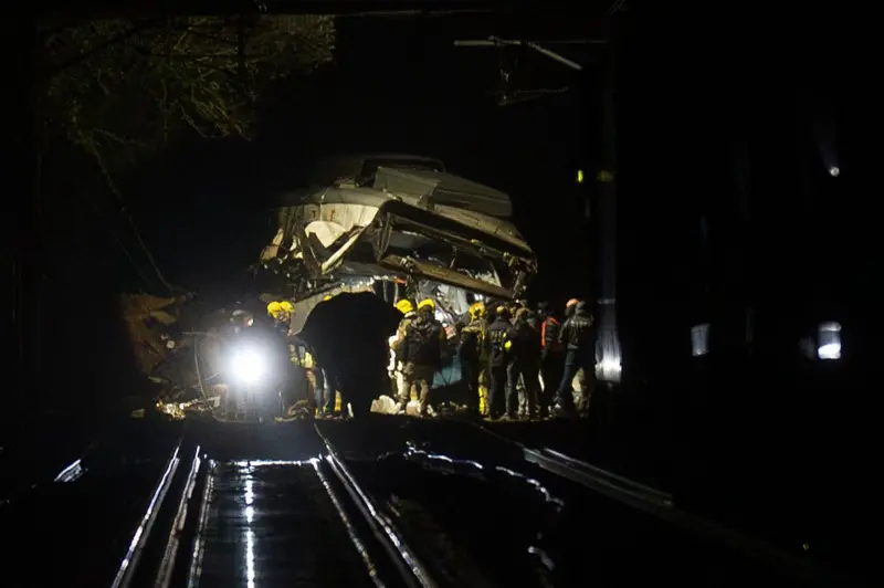 Segundo accidente ferroviario en España deja un maquinista muerto y decenas de heridos en Cataluña