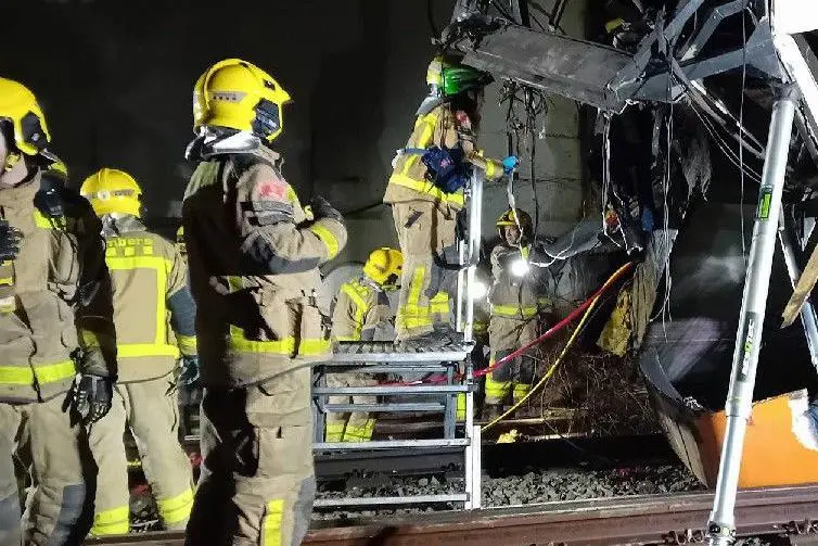 Segundo accidente ferroviario en España deja un maquinista muerto y decenas de heridos en Cataluña