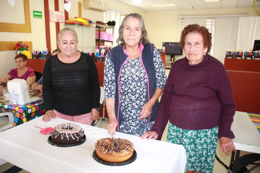 DIF Ahuacatlán celebra cumpleaños de adultos mayores de la Casa de Día
