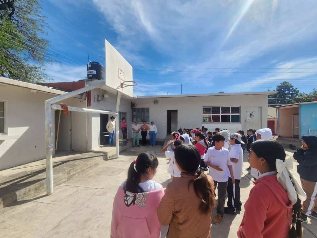 Gobierno de Ahuacatlán fortalece la educación con donación de libros en Zoatlán
