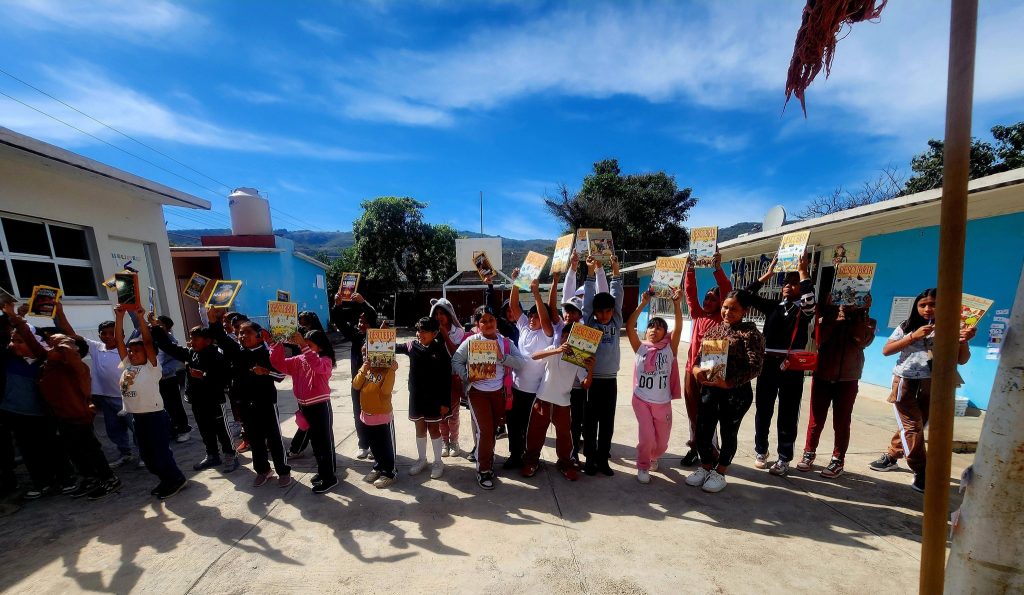 Gobierno de Ahuacatlán fortalece la educación con donación de libros en Zoatlán
