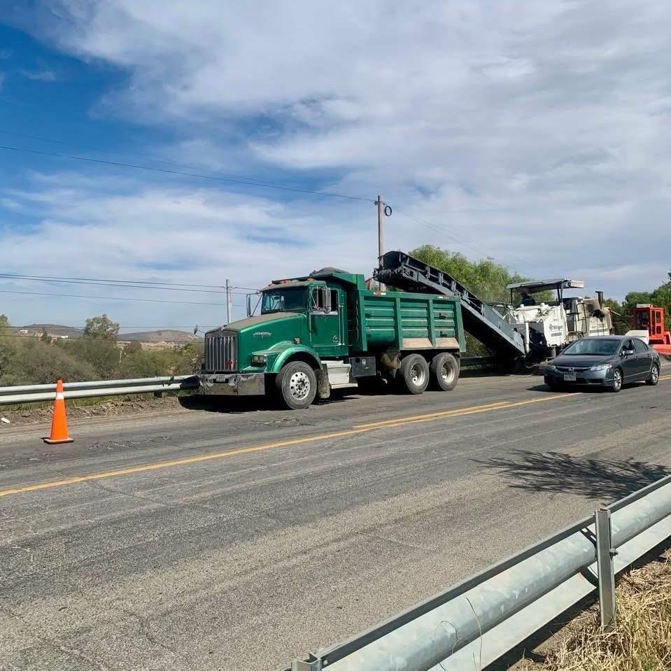 Realizan trabajos de rehabilitación de barreras y repavimentación en la carretera 70