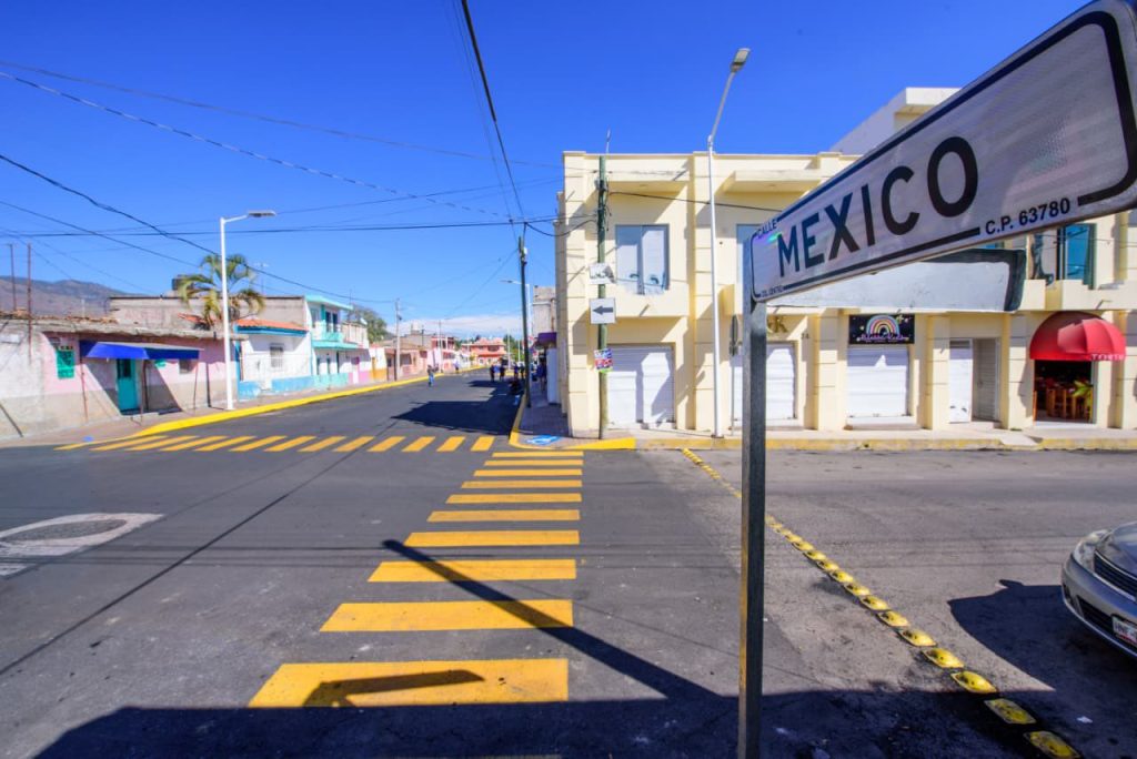 Gobernador entrega rehabilitación de la calle México en Xalisco y anuncia obra en Tepic