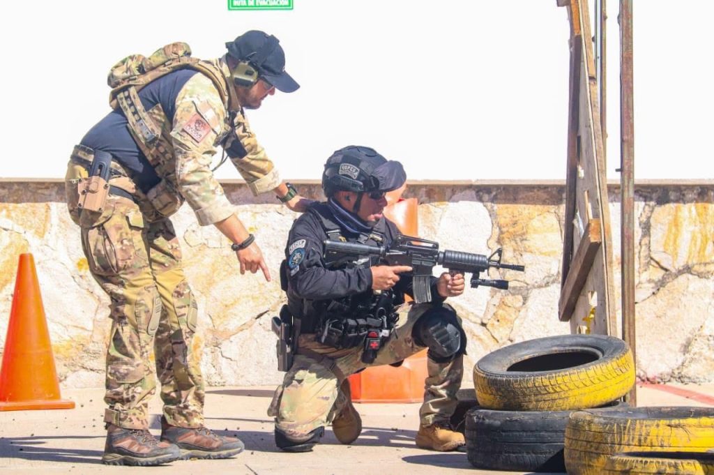 Grupo de Operaciones Especiales se capacita con técnicas élite para situaciones de alto riesgo