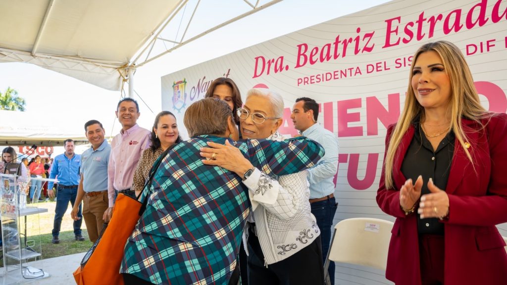 Beatriz Estrada acerca apoyos del DIF Nayarit a familias de Atonalisco