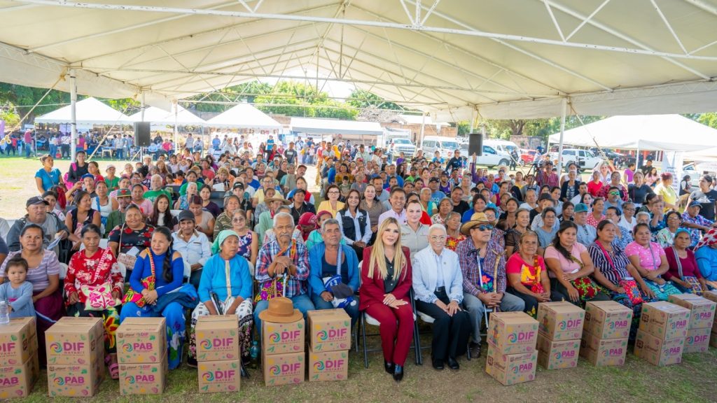 Beatriz Estrada acerca apoyos del DIF Nayarit a familias de Atonalisco