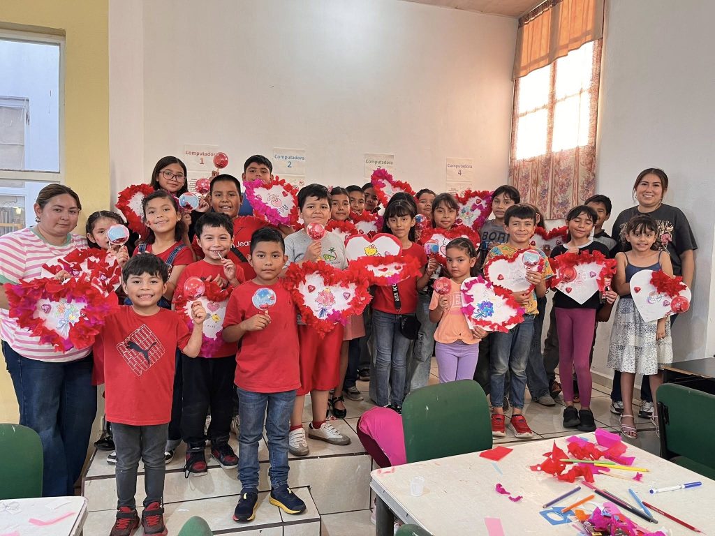 Taller de San Valentín en la Biblioteca Pública Prisciliano Sánchez fomenta creatividad infantil