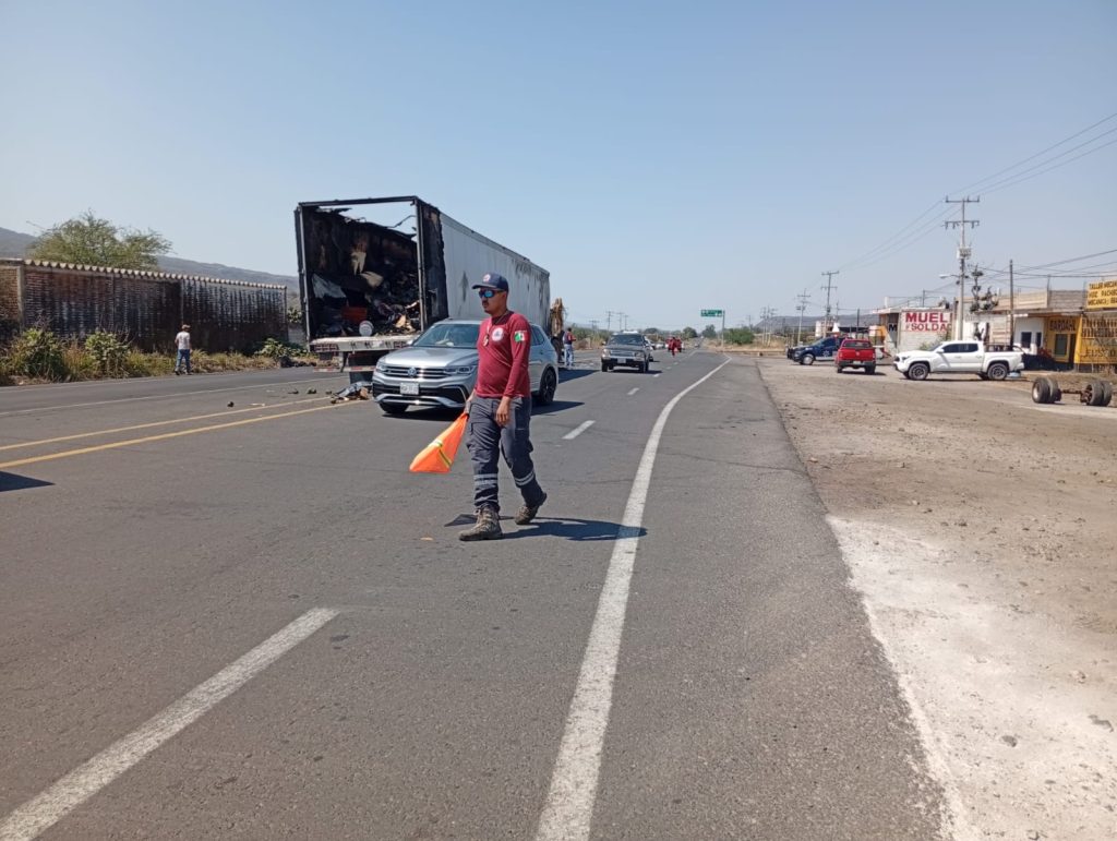 Protección Civil Ahuacatlán mantiene labores nocturnas para garantizar seguridad vial 1 Protección Civil Ahuacatlán mantiene labores nocturnas para garantizar seguridad vial