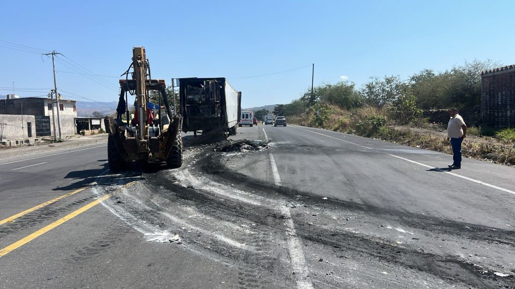 Protección Civil Ahuacatlán mantiene labores nocturnas para garantizar seguridad vial 2 Protección Civil Ahuacatlán mantiene labores nocturnas para garantizar seguridad vial
