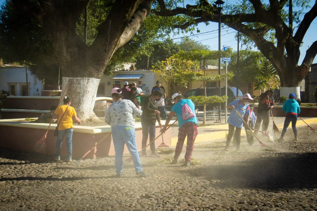Gobierno de Jala realiza jornada de limpieza en la Pila del Arenal para mejorar espacios públicos
