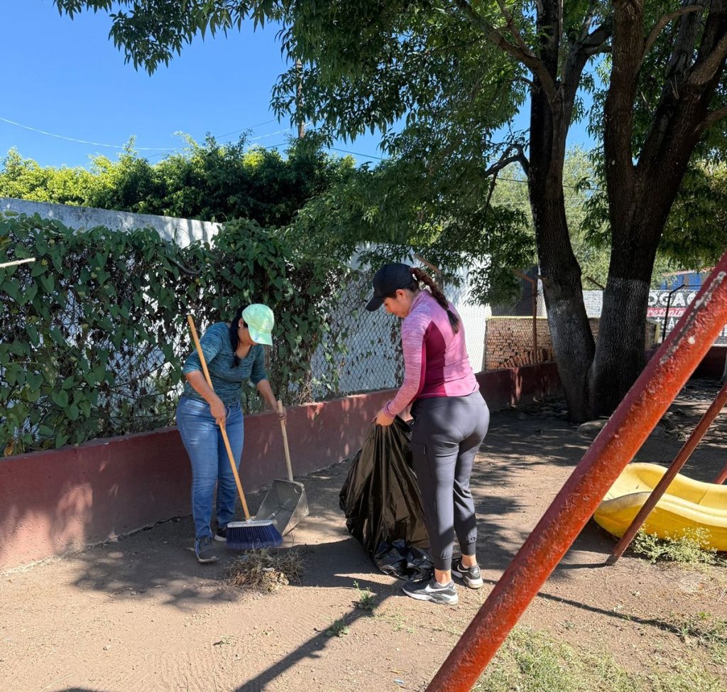 IMJUVE e IMMA realizan jornada de limpieza en el Parque Hidalgo de Ahuacatlán