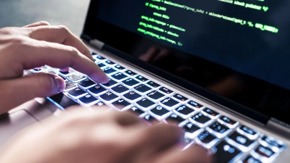 Hackeo masivo en México expone 150 GB de datos fiscales y electorales, según reporte internacional