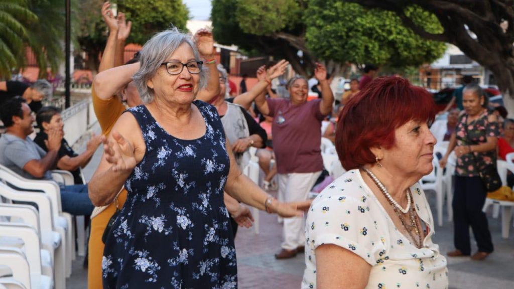 Viernes de Baile en Ahuacatlán fortalecen la convivencia social y el bienestar de adultos mayores