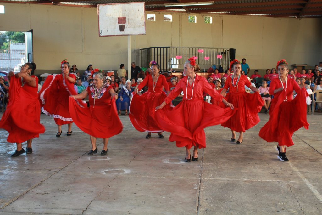 Coronan a la Reina de la Tercera Edad en Santa Isabel Ahuacatlán con ambiente de convivencia y participación social