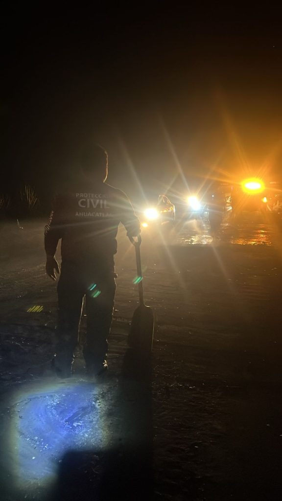 Atienden reporte de vehículos calcinados en carretera Tepic–Guadalajara en Ahuacatlán