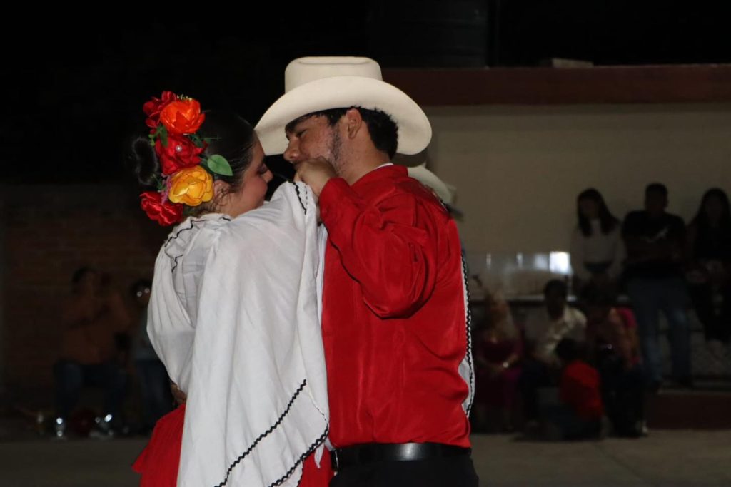 Inician fiestas patronales de La Campana Ahuacatlán con coronación de la reina y actividades culturales