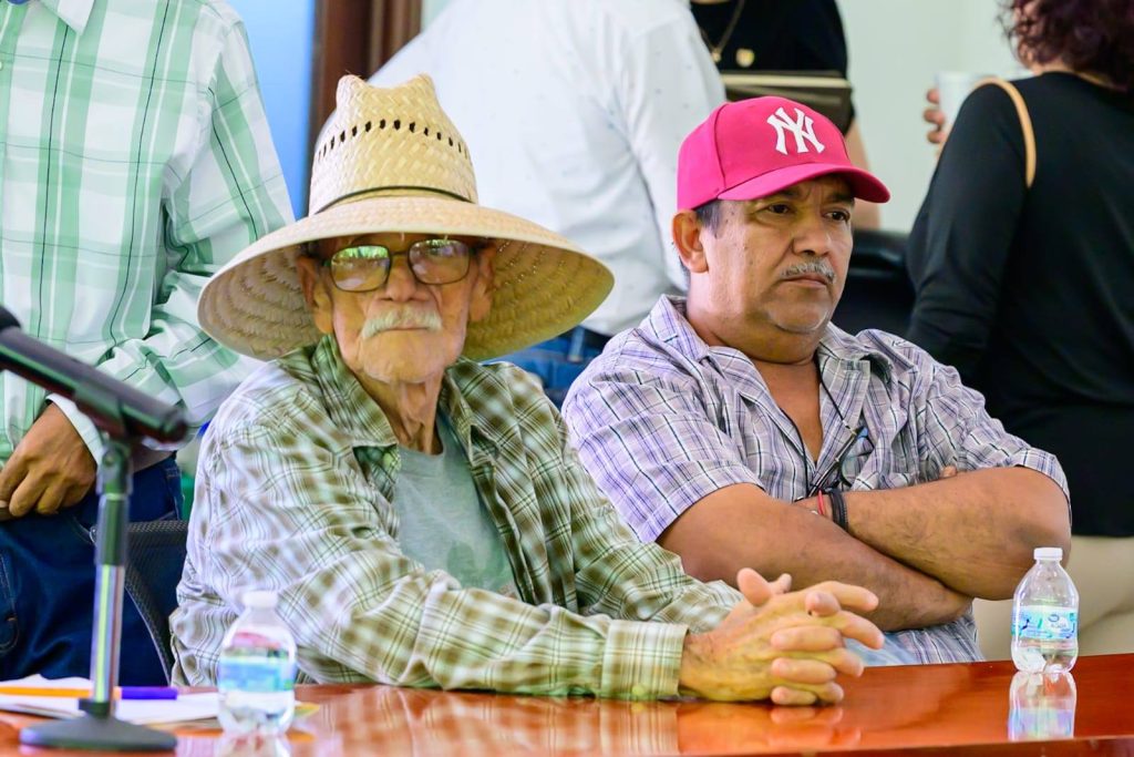 Miguel Ángel Navarro entrega apoyos a productores de frijol de Tuxpan