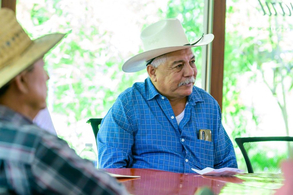 Miguel Ángel Navarro entrega apoyos a productores de frijol de Tuxpan