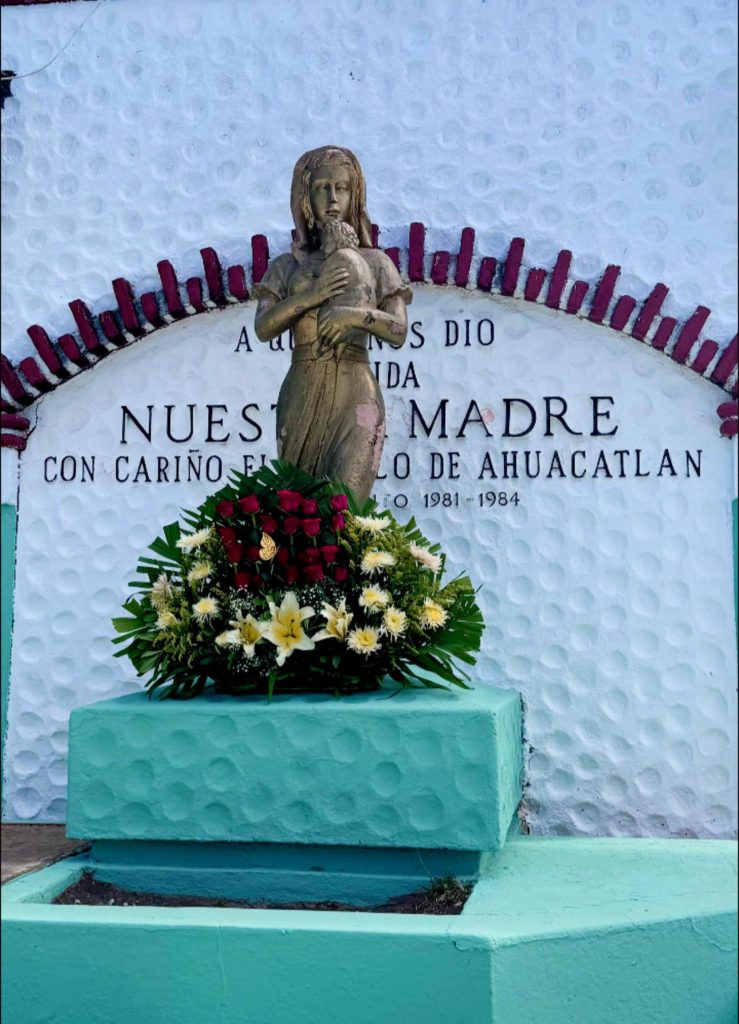 Ahuacatlán realiza homenaje a las madres en el Monumento a la Madre