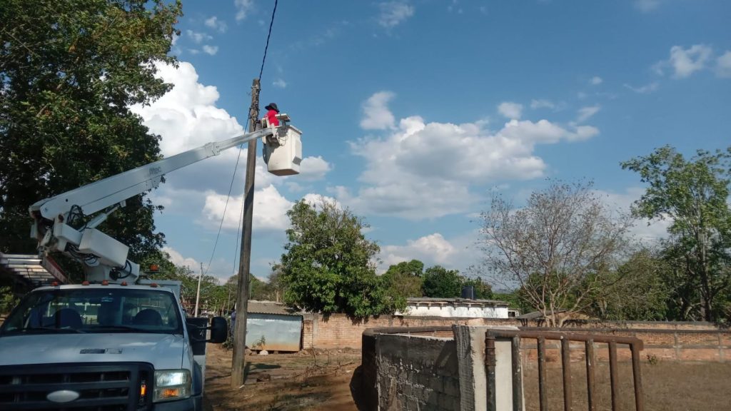 Xalisco fortalece alumbrado público con mantenimiento y rehabilitación de luminarias en distintas colonias