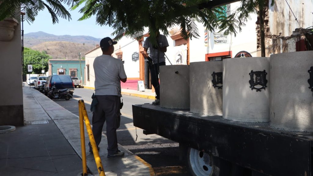 Recibe Ahuacatlán primera entrega de contenedores para fortalecer limpieza y espacios públicos 1 Recibe Ahuacatlán primera entrega de contenedores para fortalecer limpieza y espacios públicos