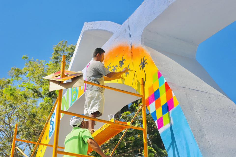 Nuevo arco de entrada a San Blas incorpora murales emblemáticos para reforzar identidad turística y cultural