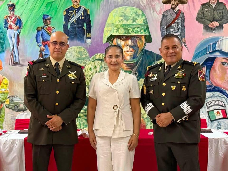Alcaldesa de Tecuala participa en toma de protesta del nuevo comandante del 86/o Batallón de Infantería en Acaponeta