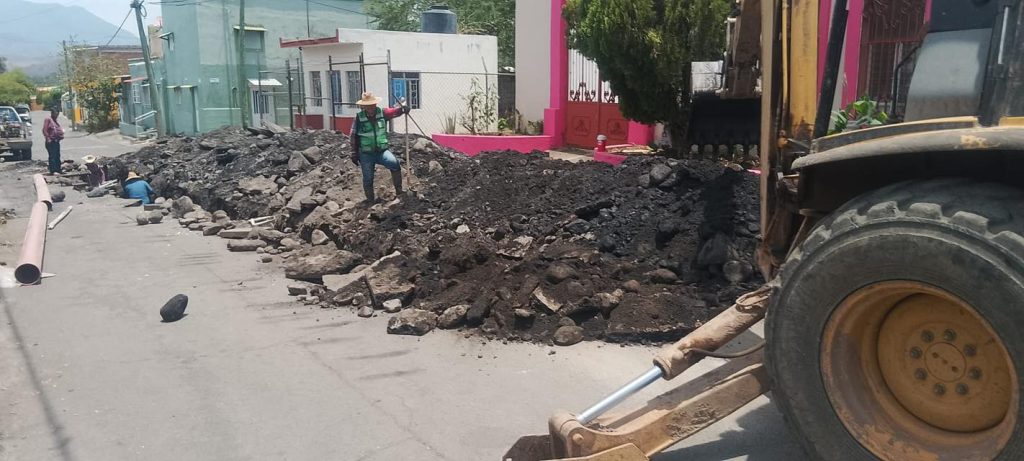 Gobierno de Ahuacatlán inicia rehabilitación de drenaje en Uzeta para fortalecer infraestructura básica 1 Gobierno de Ahuacatlán inicia rehabilitación de drenaje en Uzeta para fortalecer infraestructura básica